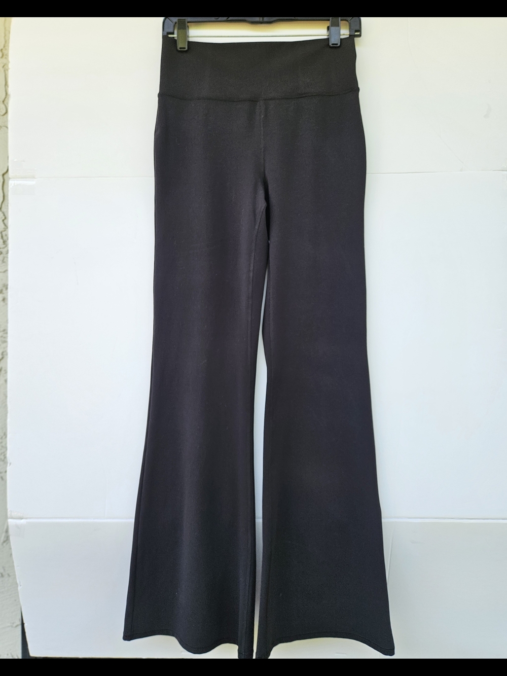 Vuori Ultra High Rise Flare Leggings Black Size M 31 Slimming Buttery Soft Yoga - Picture 15 of 16